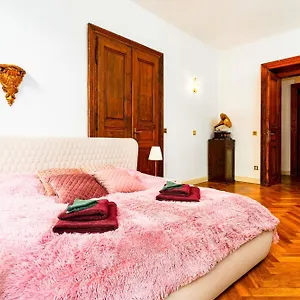 imperial-deluxe-suite-in-the-center.praguehotelsweb.com/